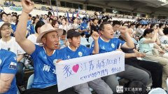 重获“心”生的青海小球迷如愿来到“苏超”赛场：“谢谢江苏让我圆了足球梦”